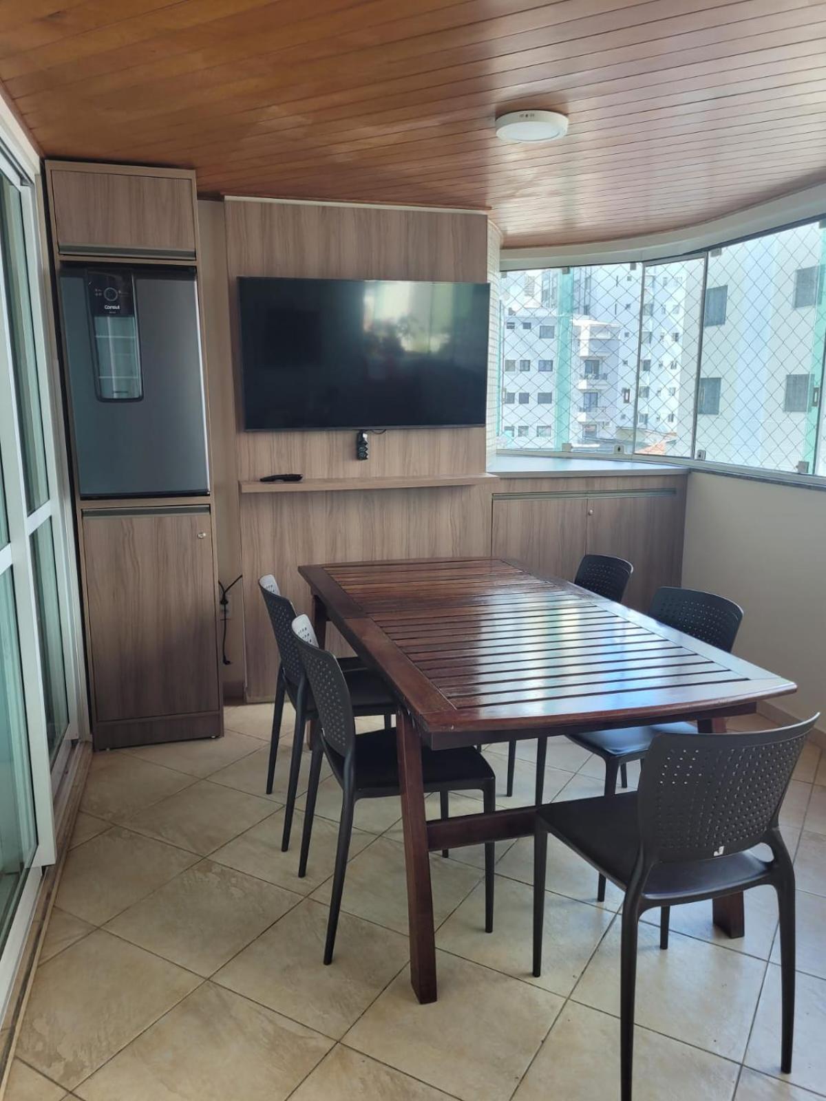 Diferenciado - 210m Privativos, Terraco - Cervejeira - 3 Quartos - 2 Banheiros *